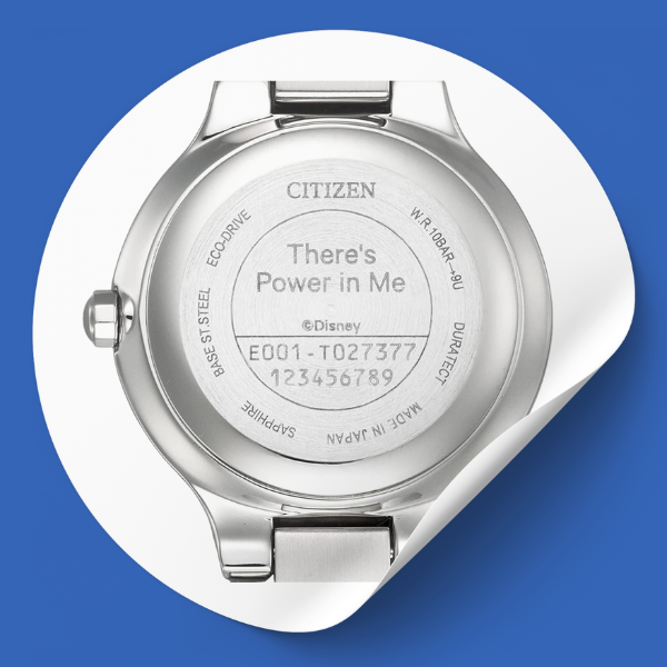 la imagen es la tapa trasera del CITIZEN Cross Sea Mod. EW3221-51L de la colección limitada Disney icon la nscripción «There’s Power in Me» Relojes japoneses una experiencia inigualable